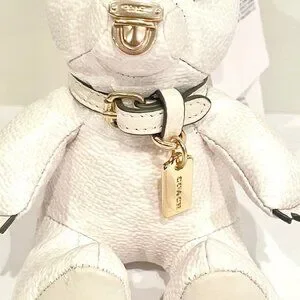 ショルダーバッグ・ポシェット COACH Collectible Bear Bag Charm In Signature Canvas  CZ195 COACH® GB | Collectible Bear Bag Charm In Signature Canvas
